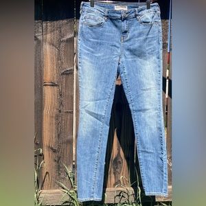 Bullhead Denim Co. “Skinniest” Skinny Jeans Mid-rise Light Wash Excellent Cond.